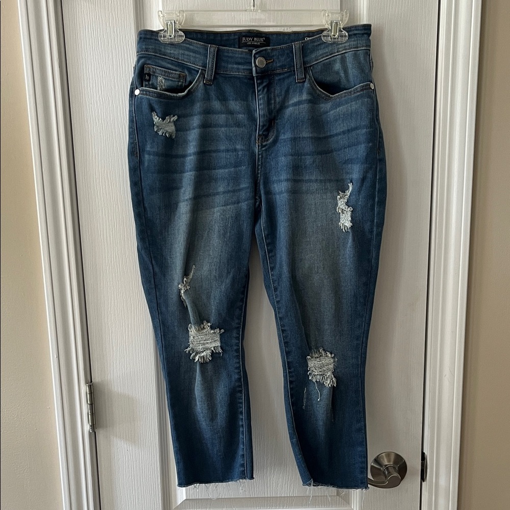 Judy Blue Medium Wash Distressed Cropped Jeans